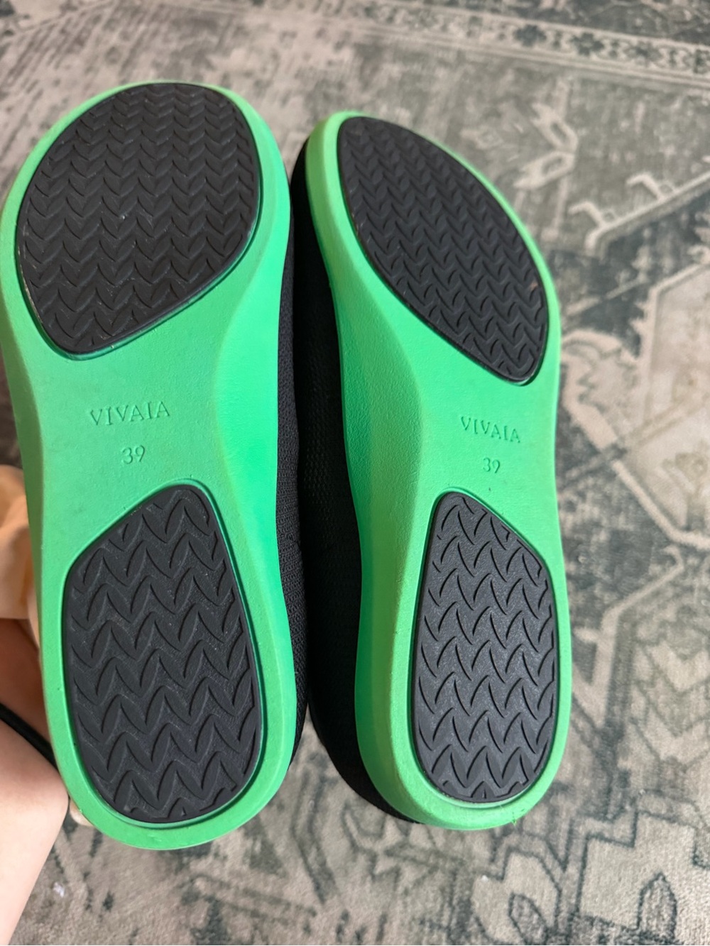 Vivaia Aria Walker flats women’s black knit upper green sole size 8.5 - Picture 6 of 7